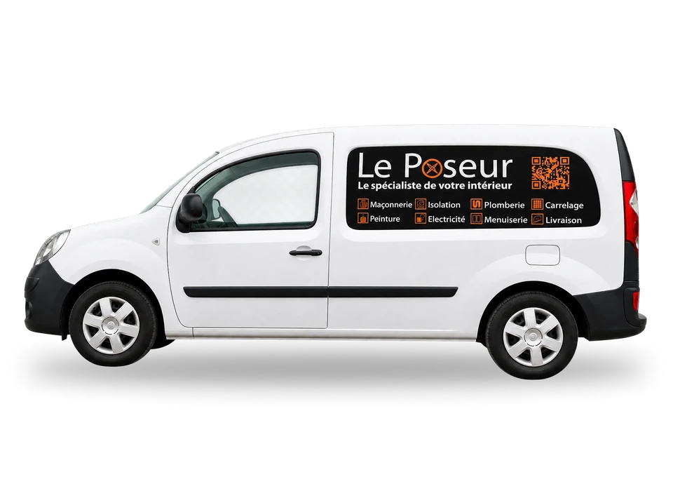 Scène extérieure avec ouvrier utilisant une scie circulaire électrique portative pour découper une planche en bois